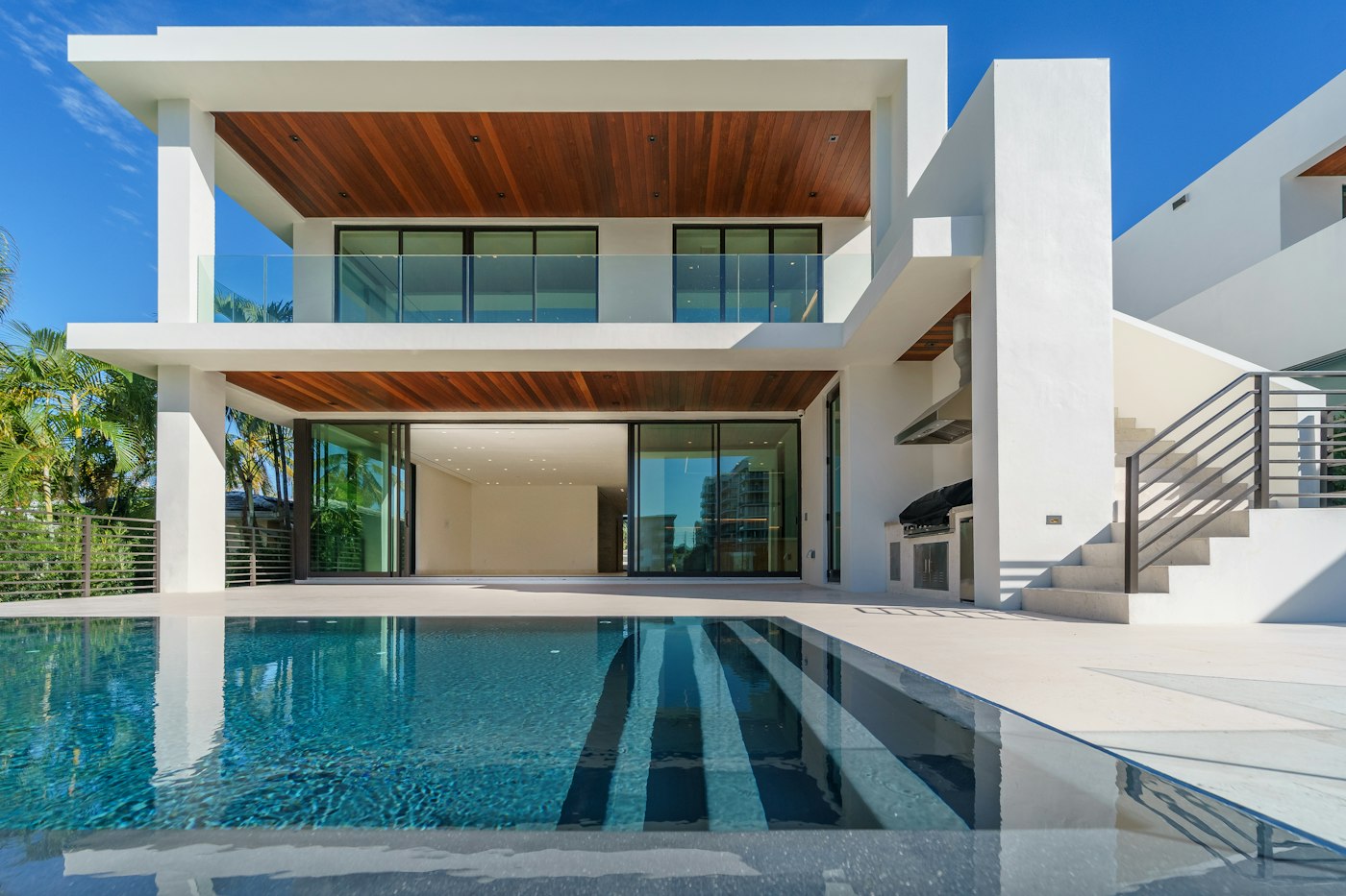 Casa em condomínio de alto padrão com piscina