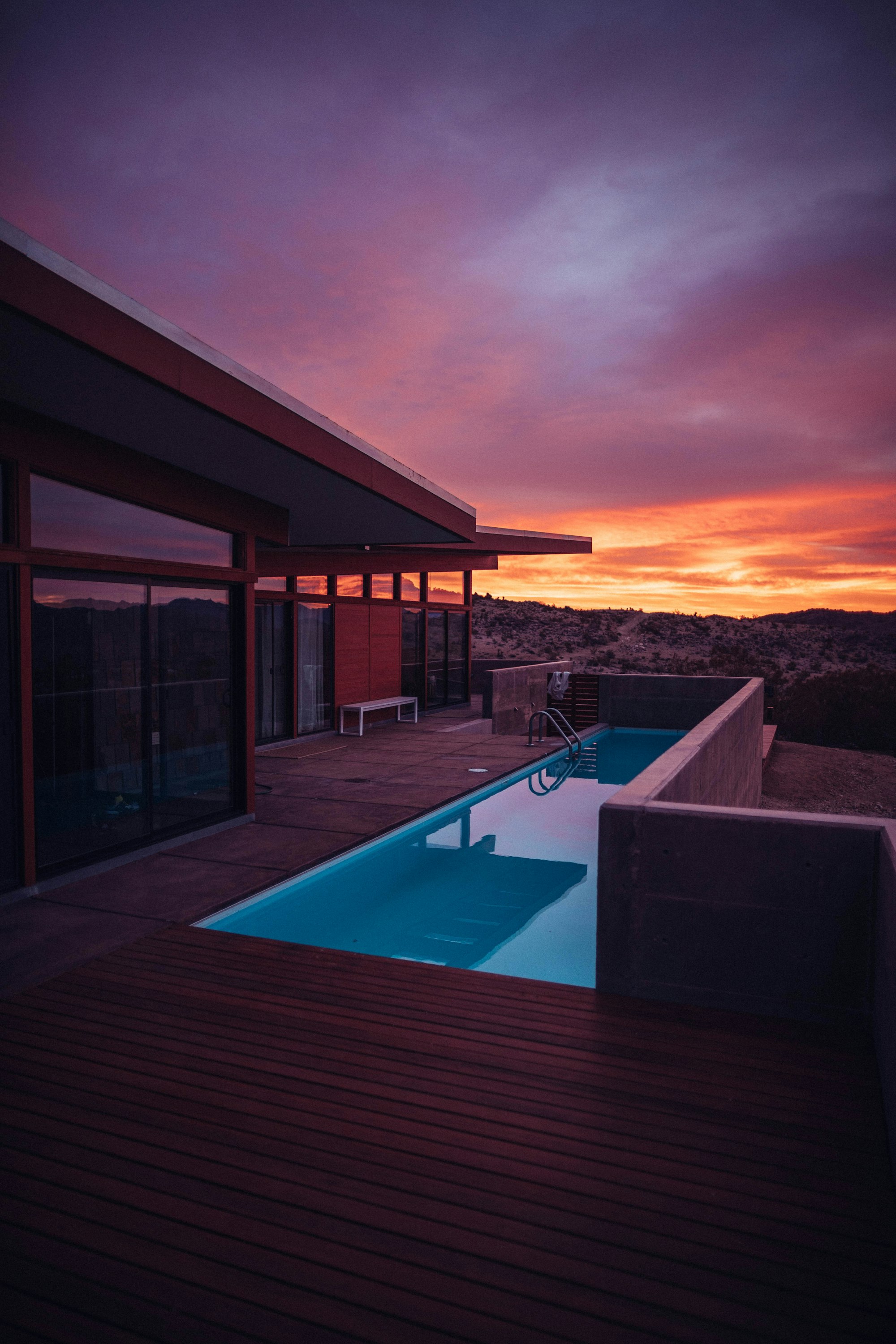 Residência de alto padrão com piscina ao entardecer